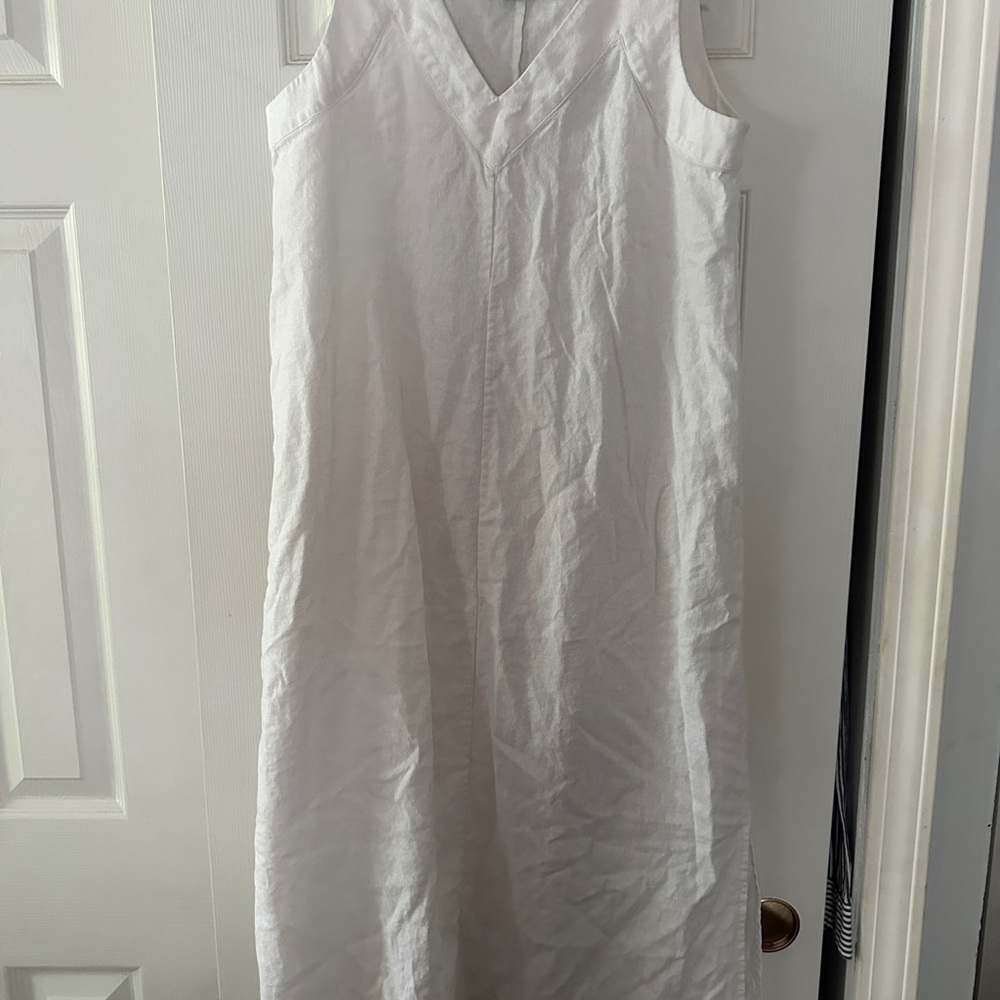 White Sleeveless V-Neck Dress